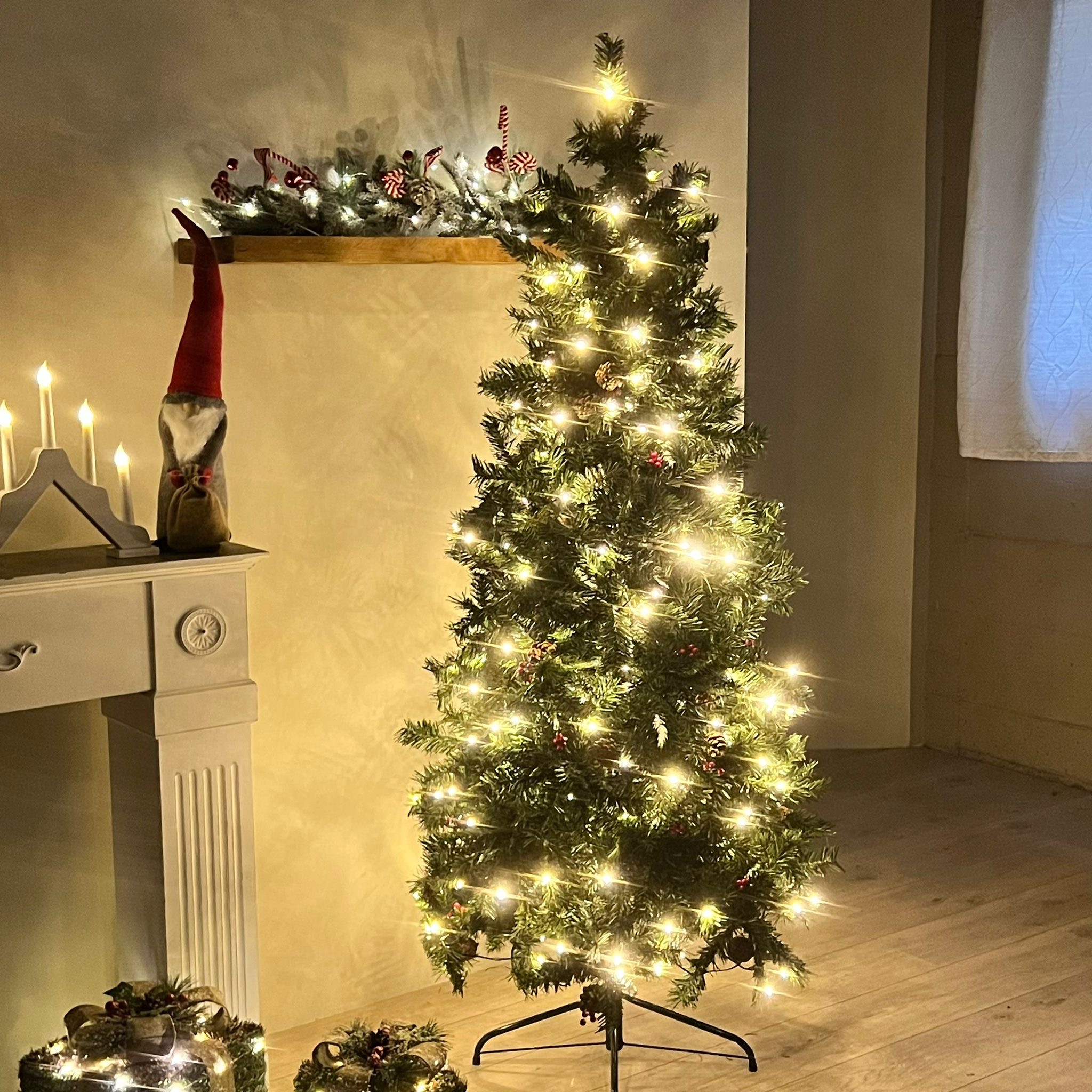 Albero di Natale completo con luci e bacche