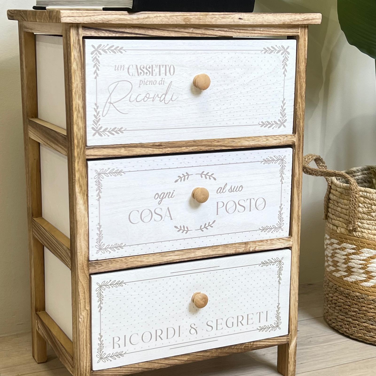 Mobiletto in legno con 3 cassetti
