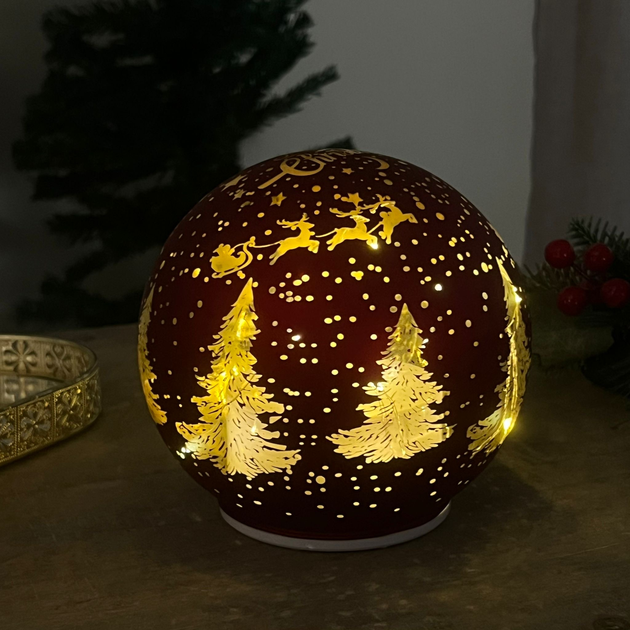 Palla in vetro girevole luminosa rossa alberelli