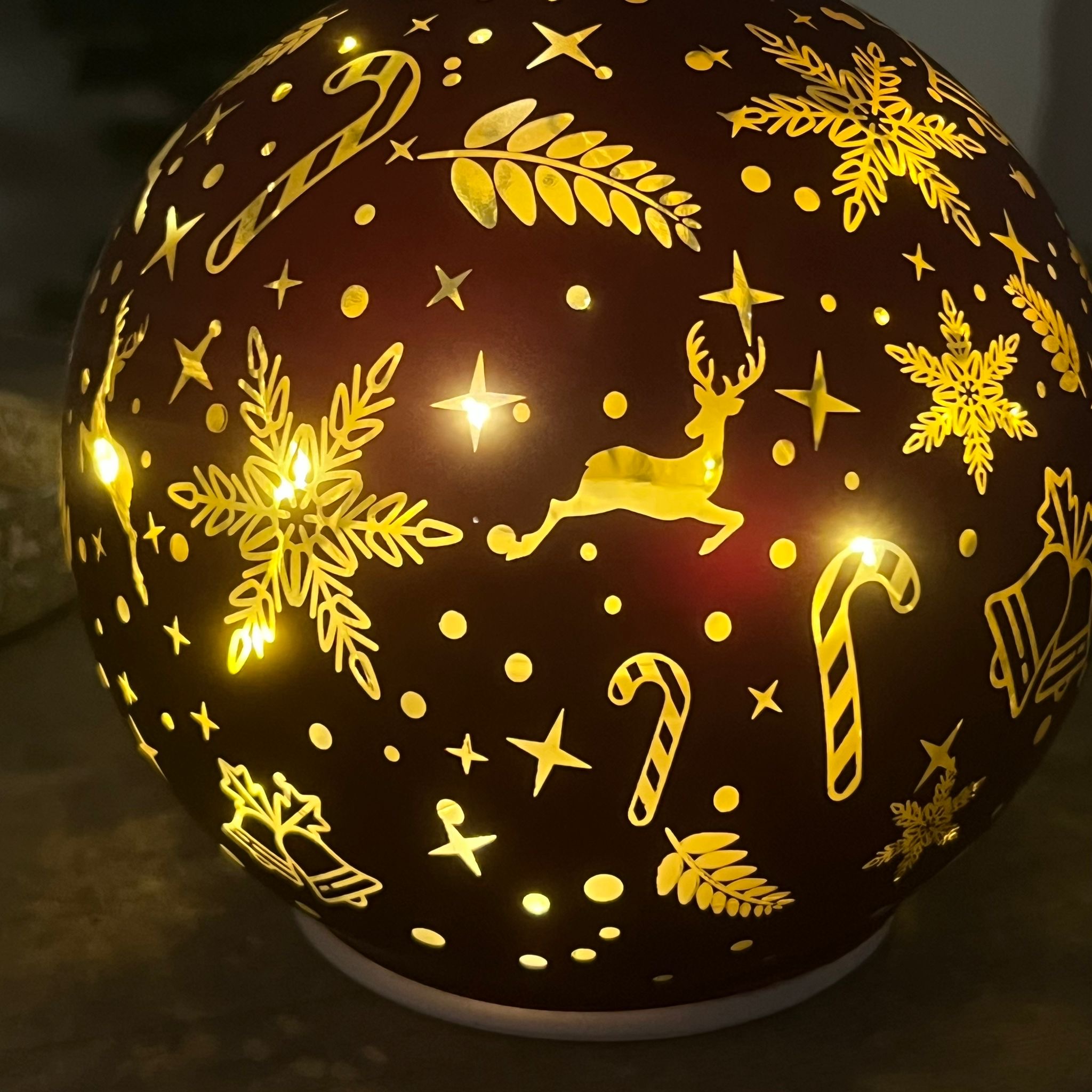 Palla in vetro girevole luminosa rossa soggetti