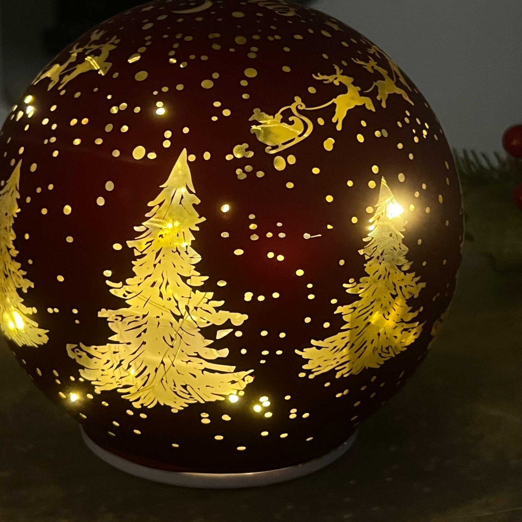 Palla in vetro girevole luminosa rossa alberelli