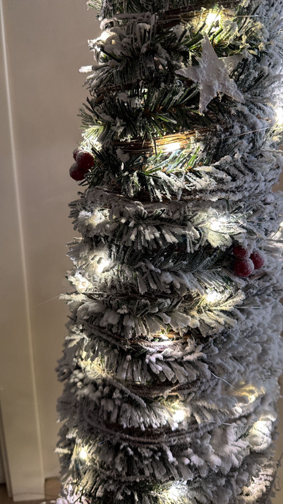 Albero conico con luci 