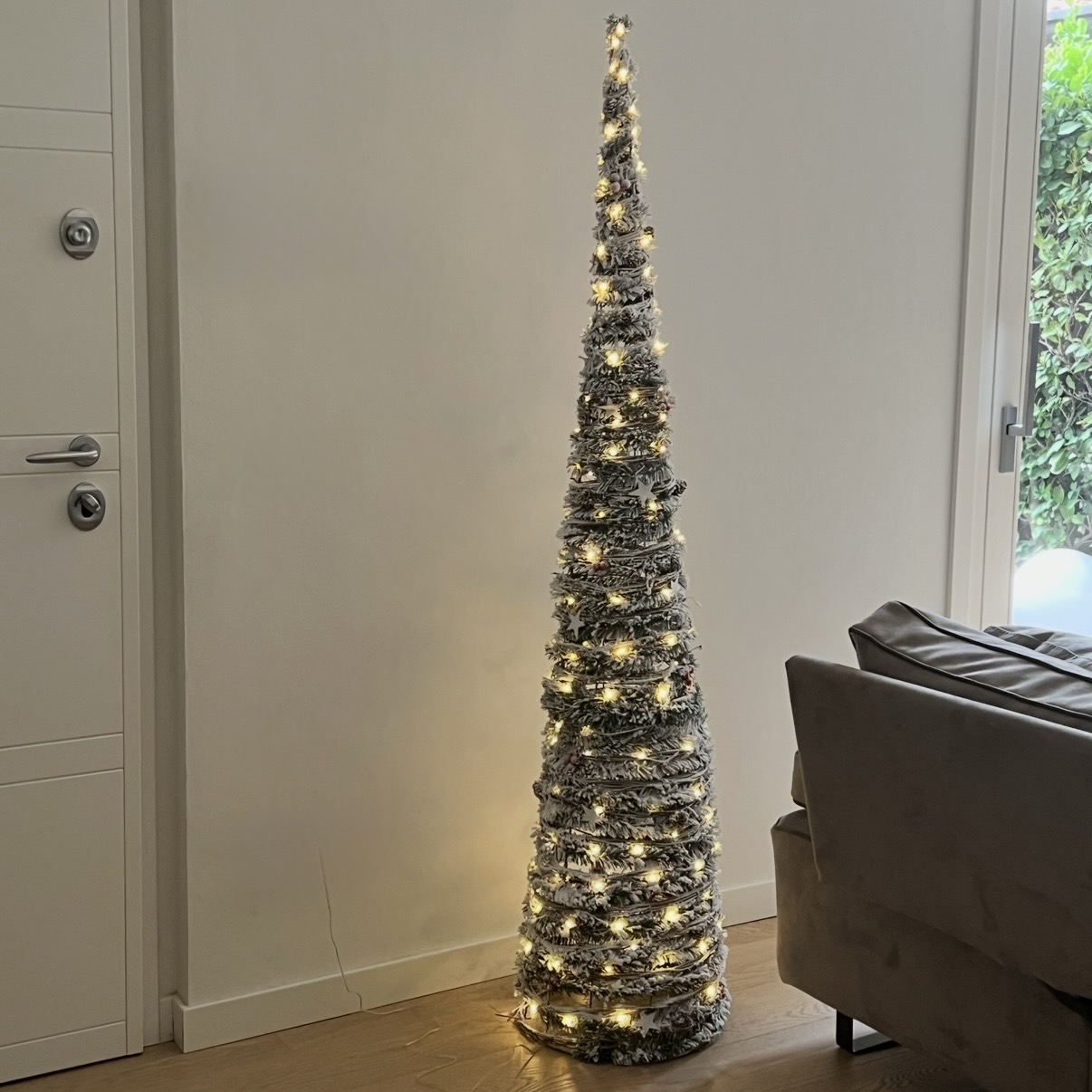 Albero conico con luci 