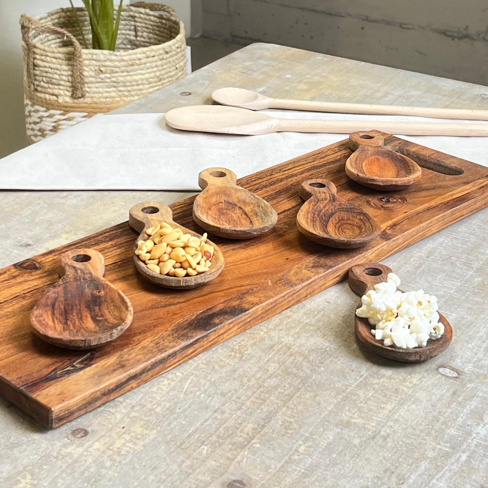 Tagliere in legno + 6 cucchiai