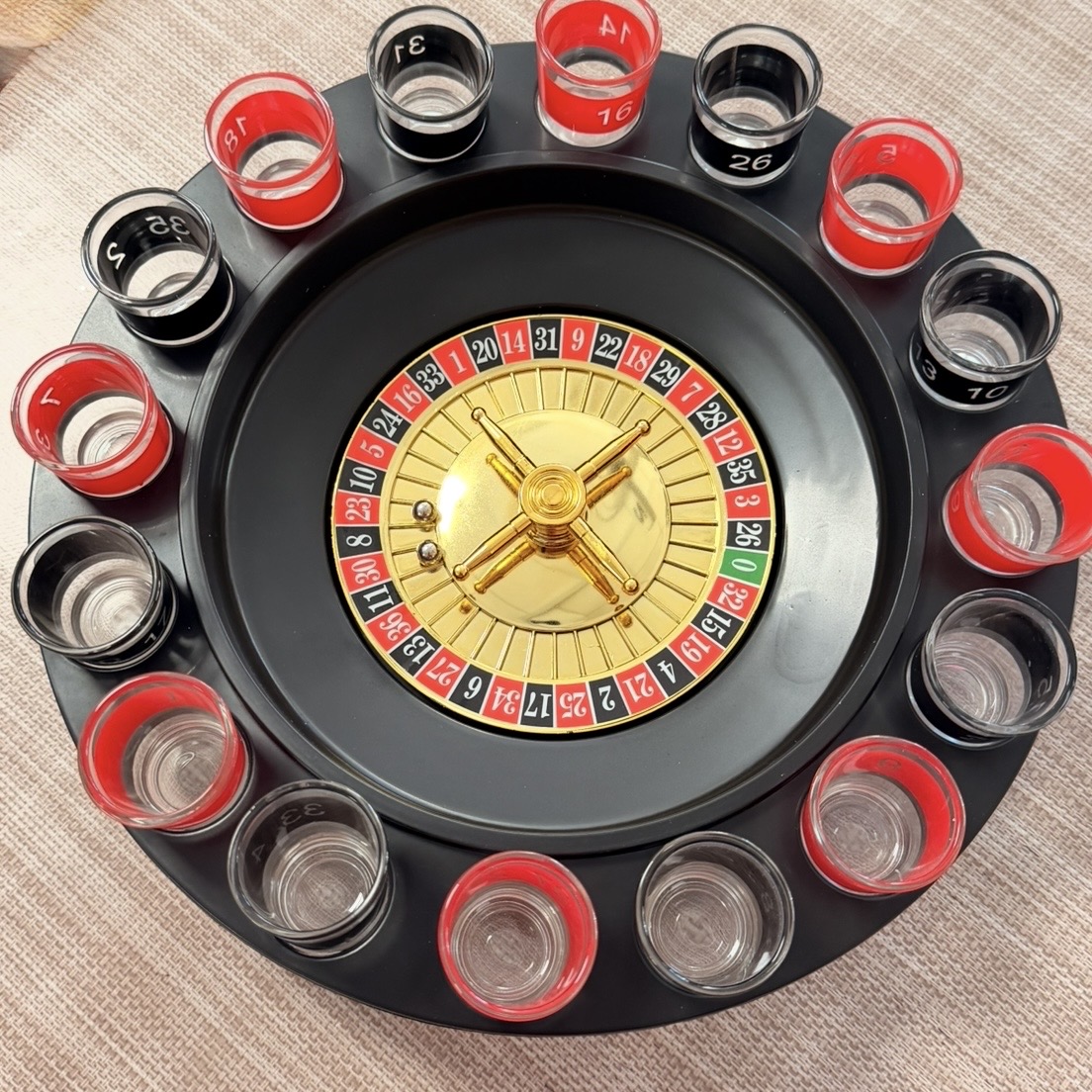 Gioco drink roulette con 16 bicchierini