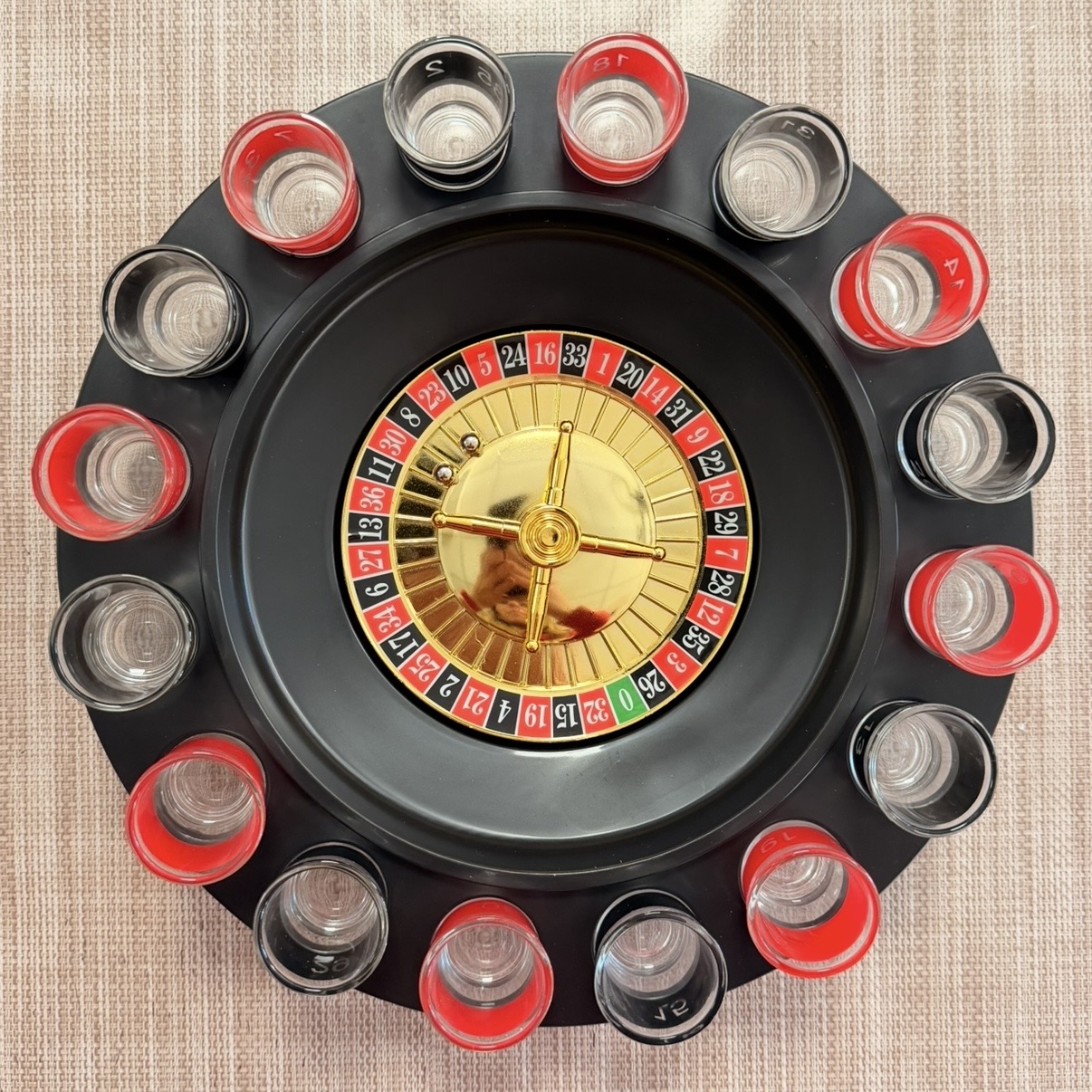 Gioco drink roulette con 16 bicchierini